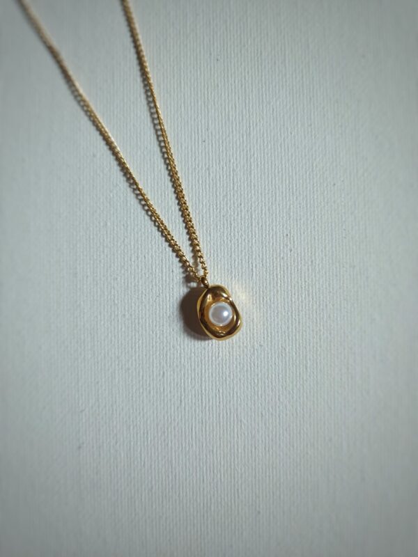Luna Pearl Necklace